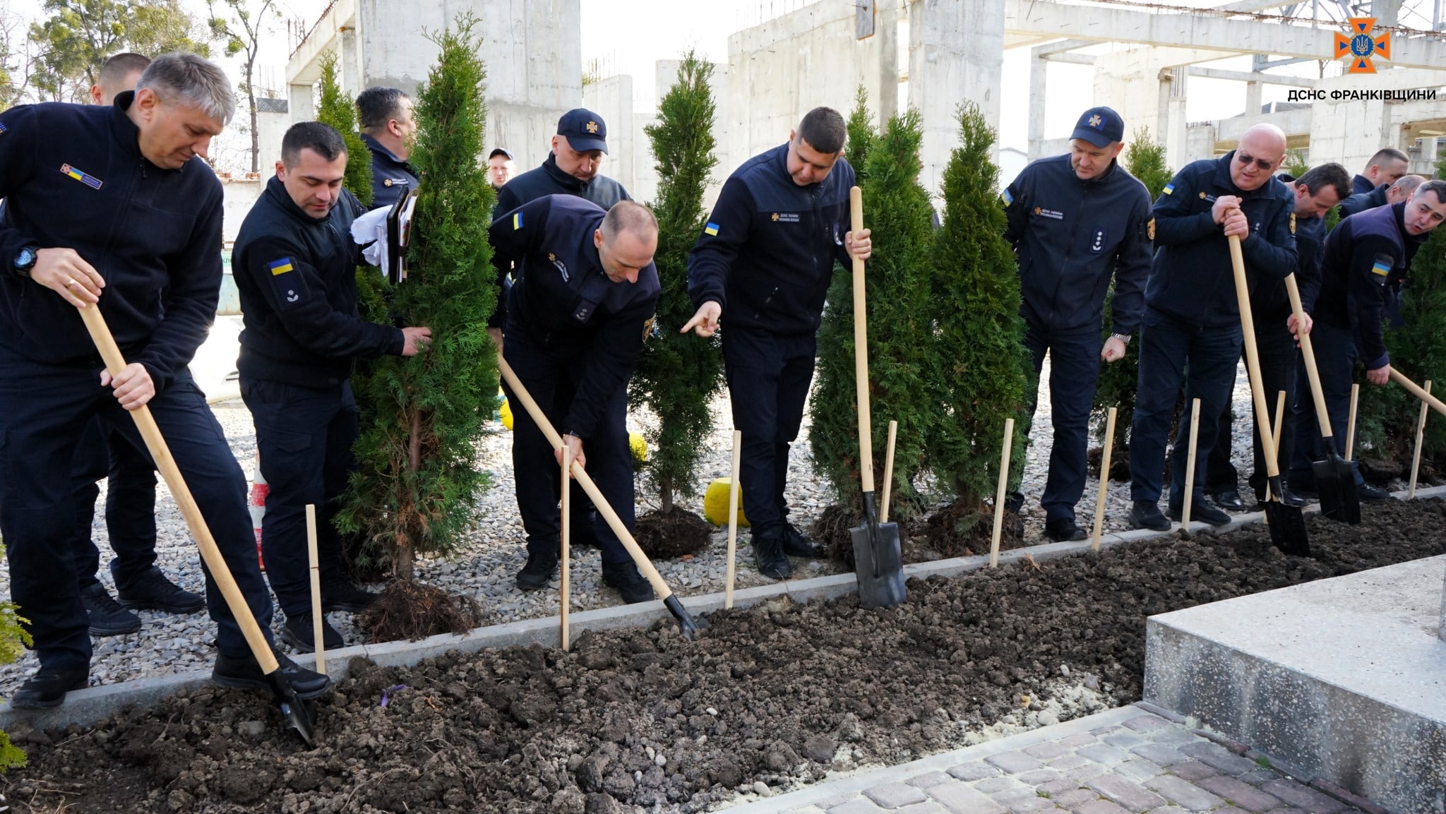 В Івано-Франківську рятувальники висадили Алею Пам’яті на честь загиблих колег (ФОТО)
