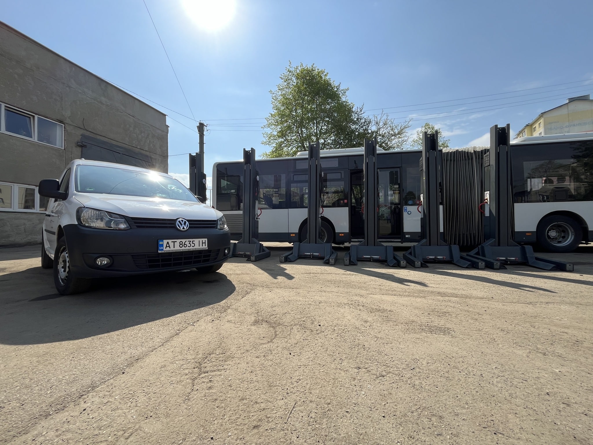 “Електроавтотранс” отримало 18-метровий автобус, спецавто, шість підйомників та генератор від німців (ФОТО)