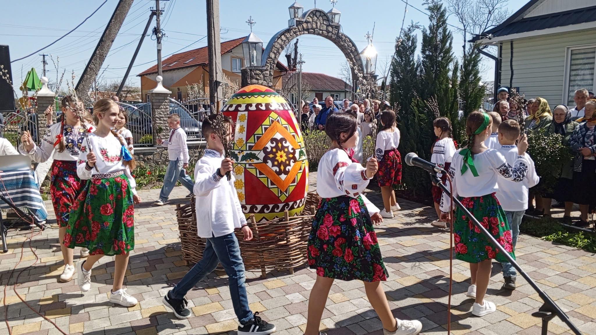 Молодків відроджує великодні традиції: мешканці виводили гаївки біля місцевого храму (ФОТО)