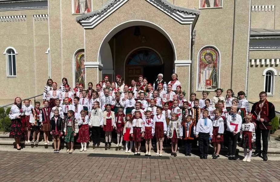 На Провідну неділю в Печеніжині відродили давні гаївки та зібрали понад 38 тисяч на ЗСУ (ФОТО)