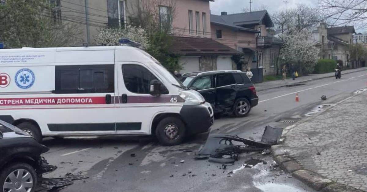 У Франківську не розминулися Citroen і Mercedes: одну з водійок госпіталізували (ФОТОФАКТ)