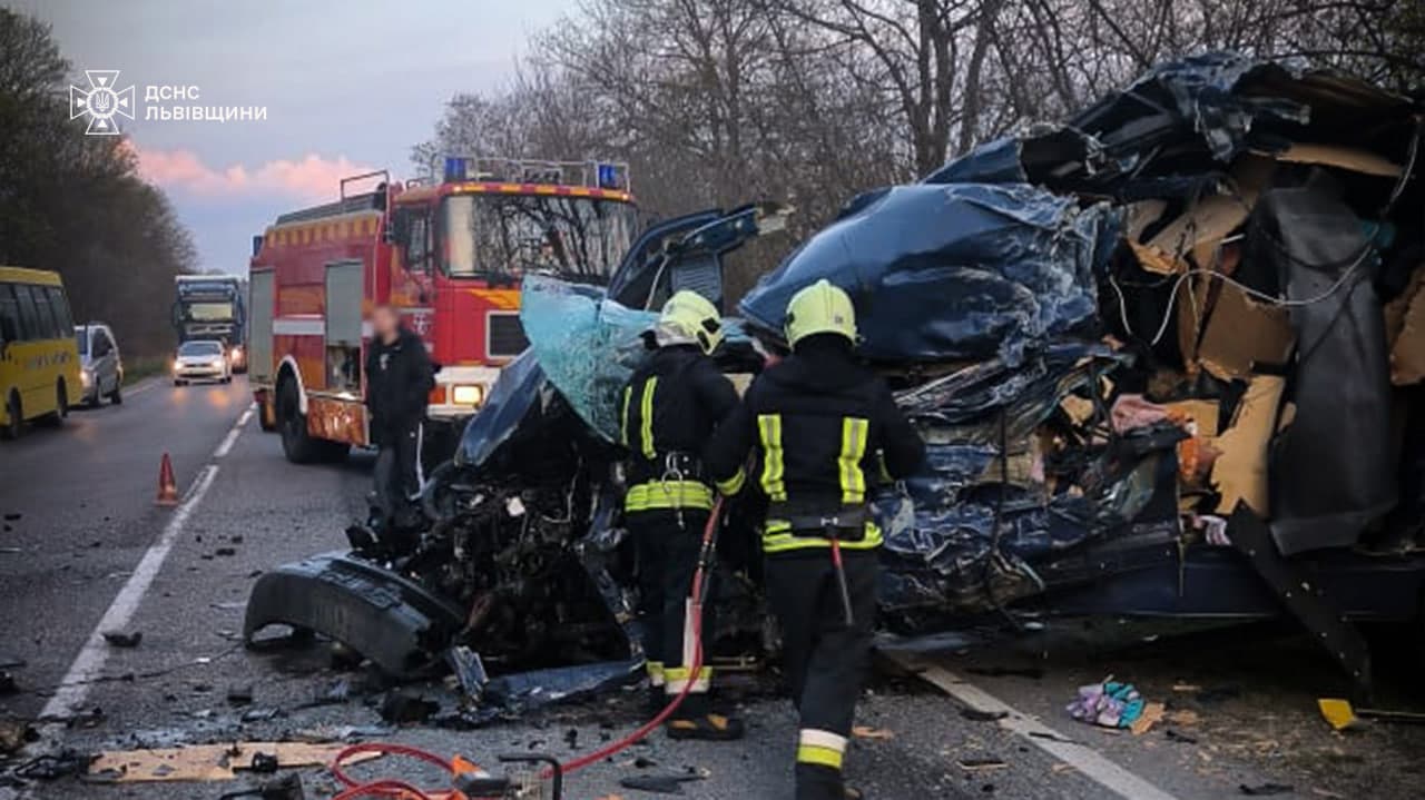 Мікроавтобус зіткнувся з вантажівкою: у ДТП на Львівщині загинули двоє прикарпатців (ФОТО З МІСЦЯ)