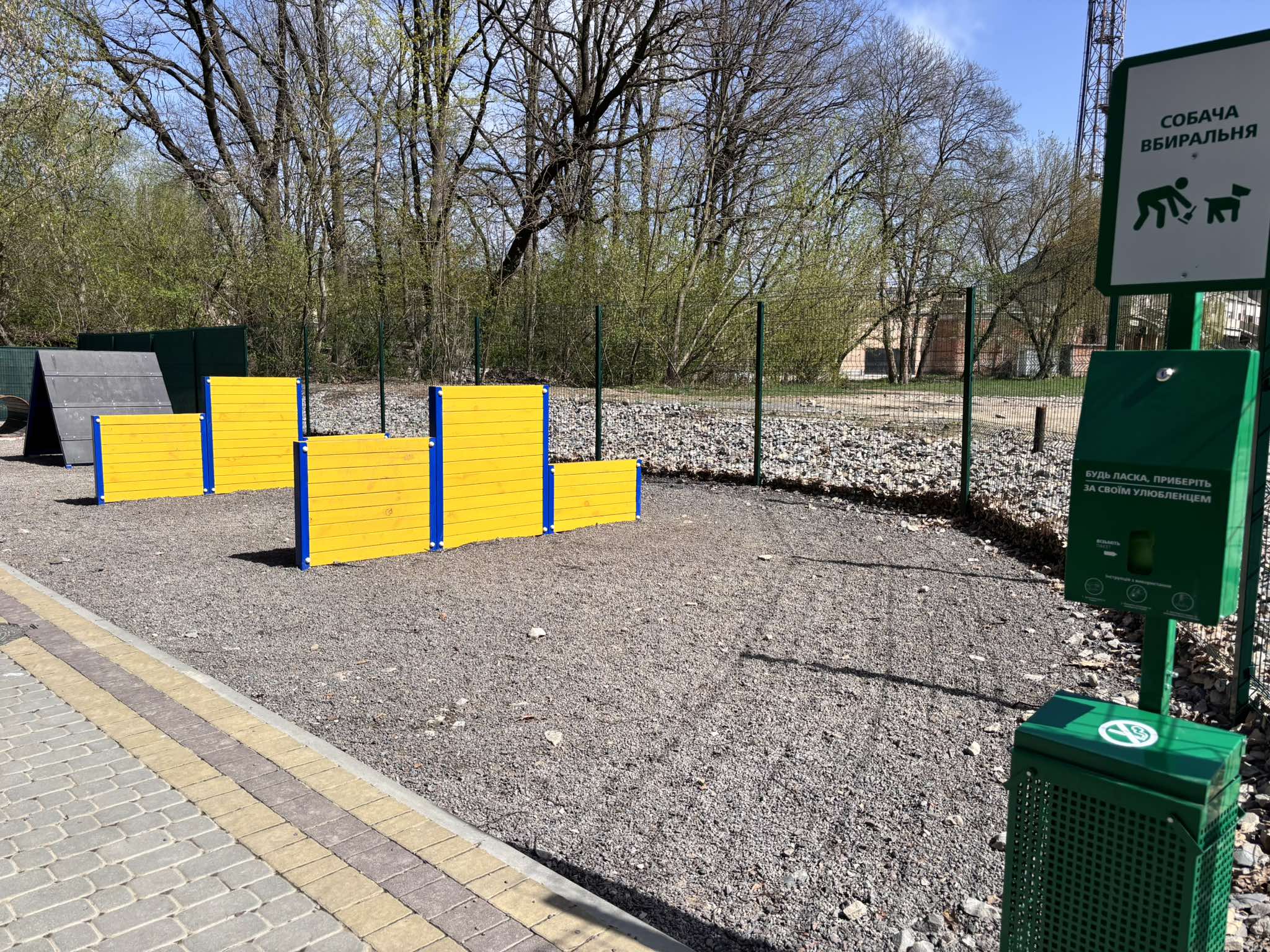 У франківському парку облаштували майданчик для собак (ФОТО)