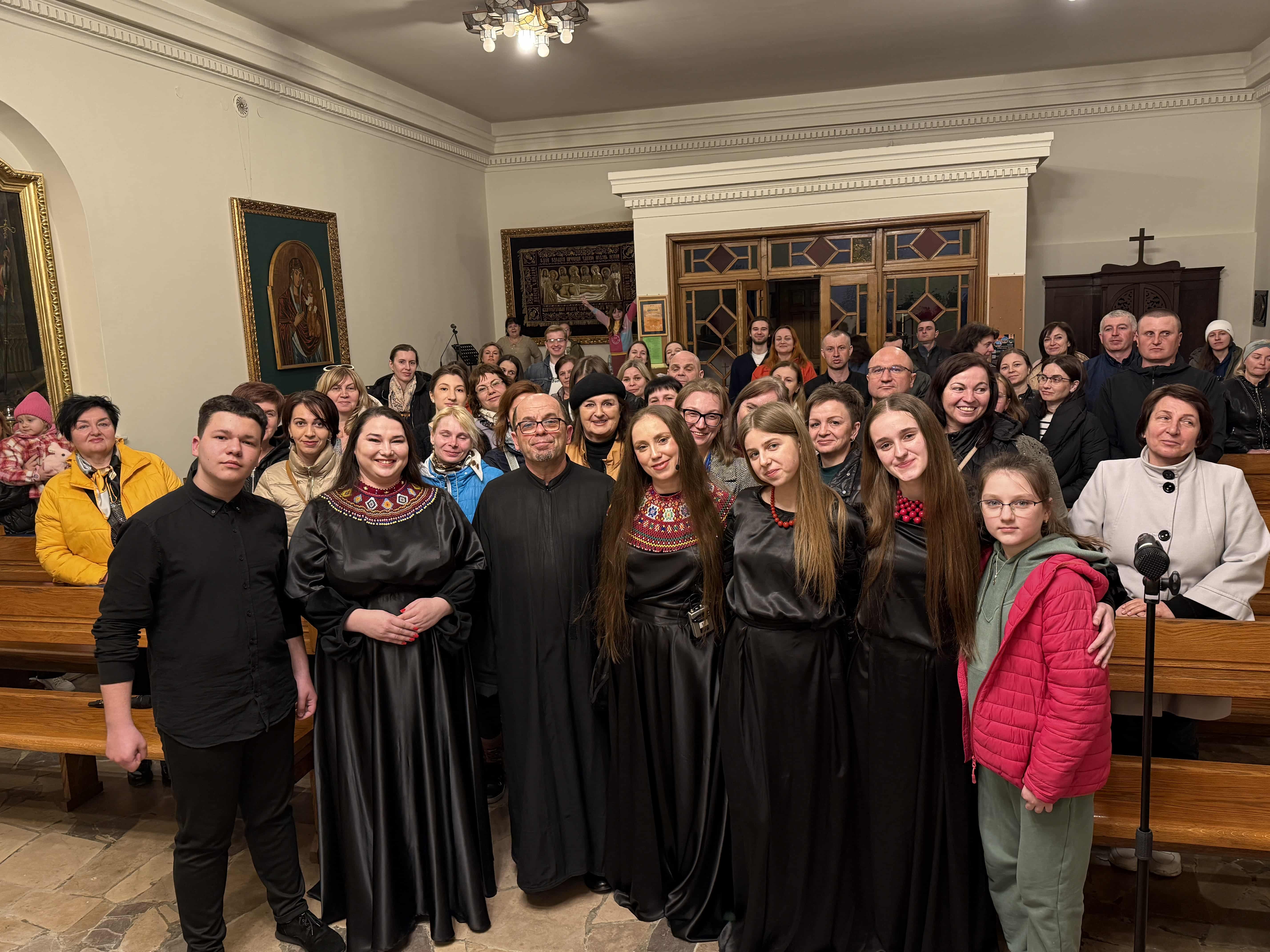 Прикарпатці провели “Хресну дорогу” у двох містах Польщі та зібрали понад 70 тисяч гривень на благодійність (ФОТО)