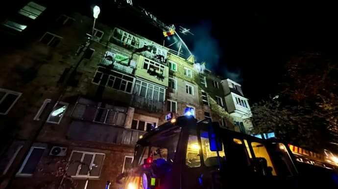Під час нічних обстрілів у 9 областях вирували пожежі: на Житомирщині постраждав рятувальник