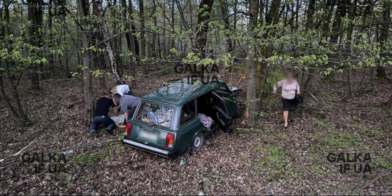 Біля Крилоса автівка з’їхала в кювет: водію стало зле, і він помер, — очевидці (ФОТО З МІСЦЯ)