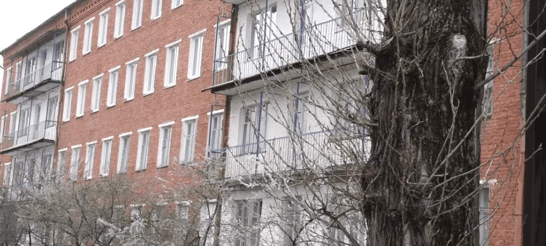 У Надвірній обговорюють ліквідацію гімназії-інтернату через аварійний стан будівлі та зменшення кількості учнів (ВІДЕО)