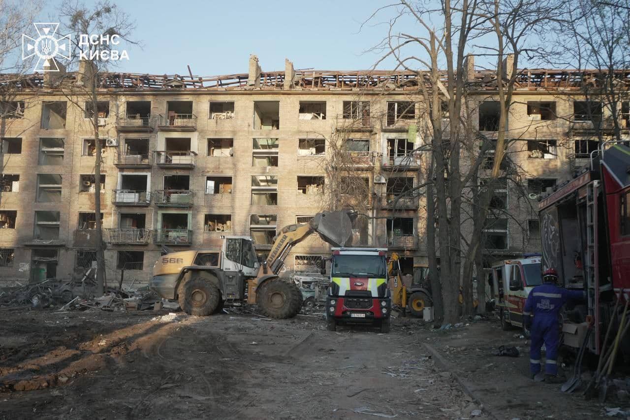 У Києві завершили пошукові роботи після масовного російського обстрілу: 12 загиблих