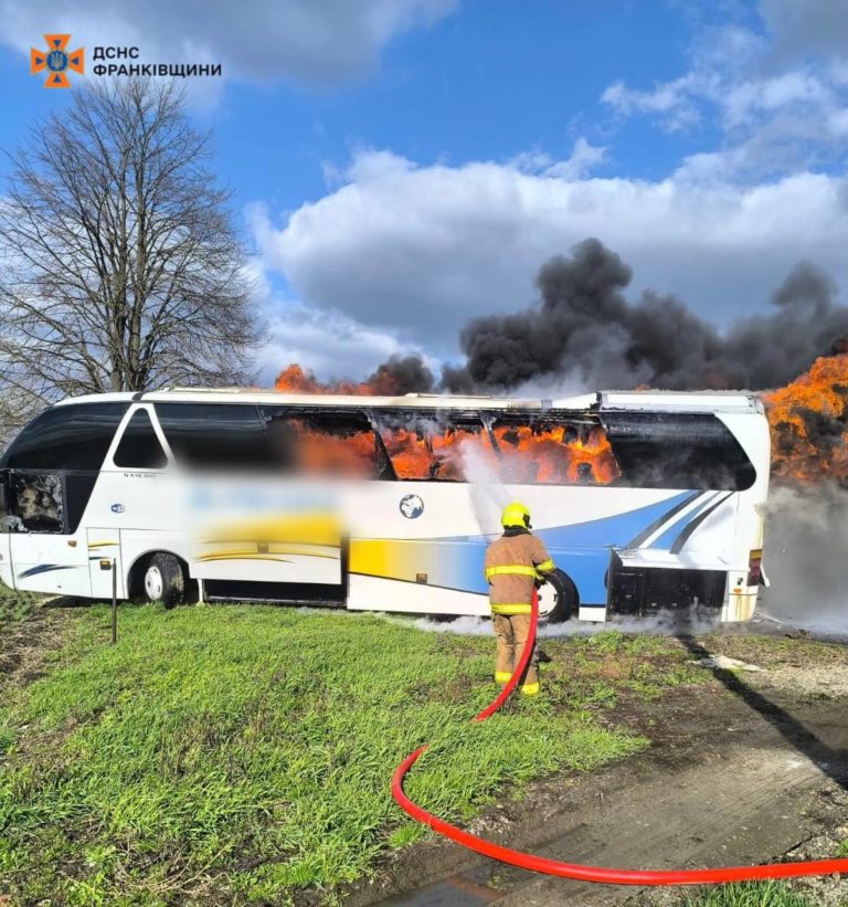На Прикарпатті згоріли два автобуси на стоянці: причини з’ясовують (ФОТО З МІСЦЯ)