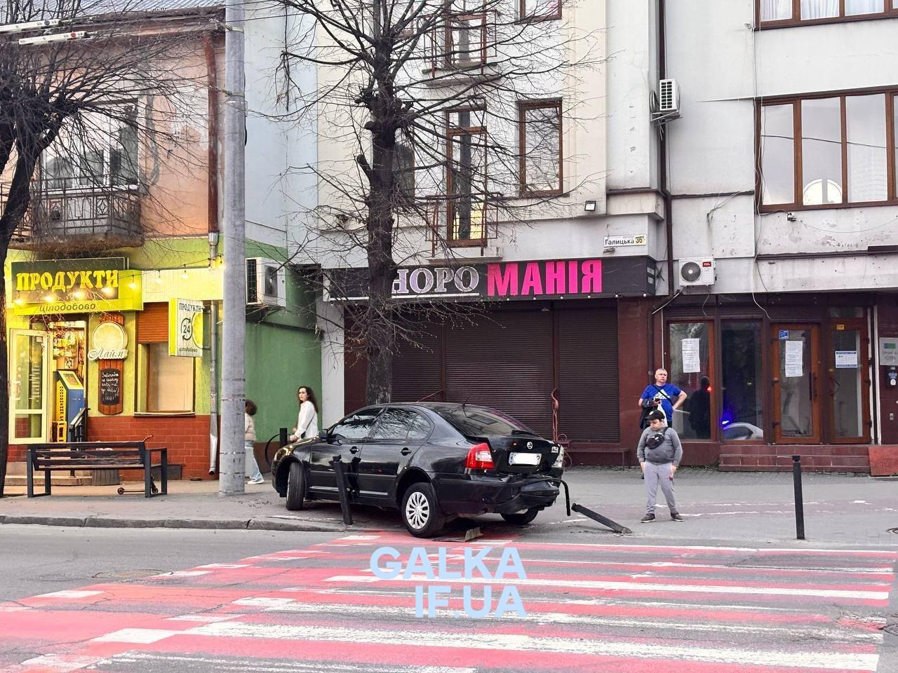 Volkswagen зіткнувся зі Tesla та Skoda: подробиці потрійної ДТП на Галицькій (ФОТО)