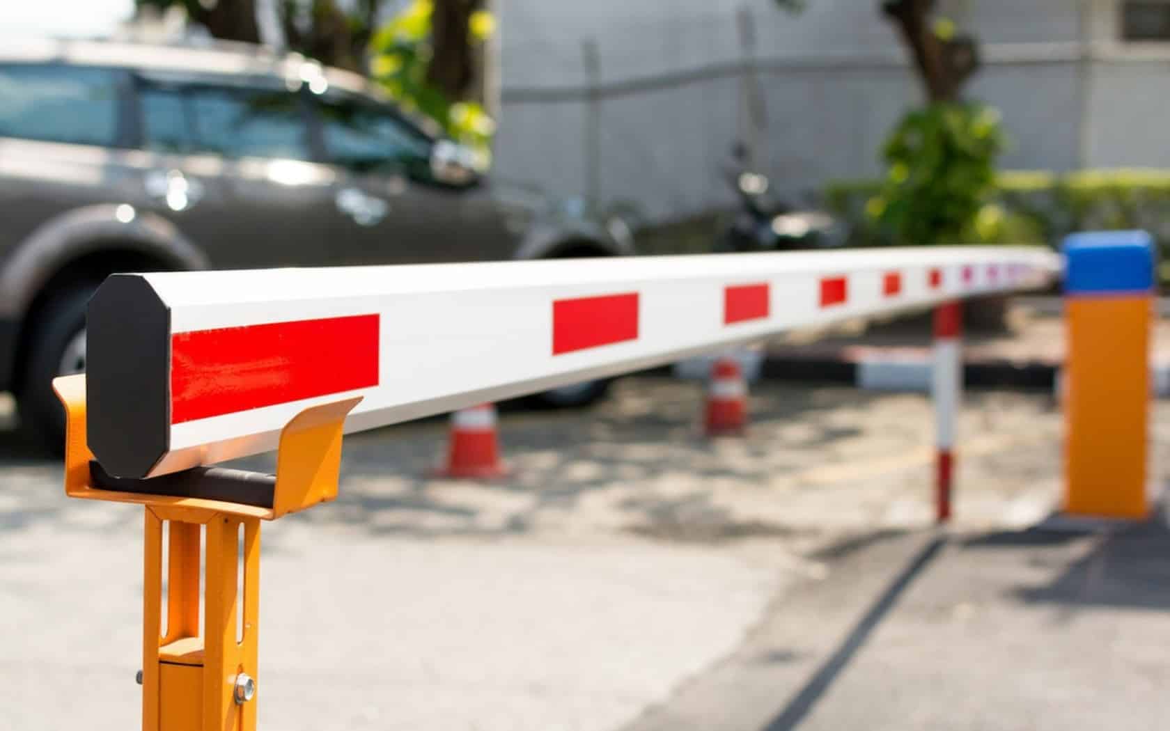 У Калуші демонтують самовільні обмежувачі у дворах