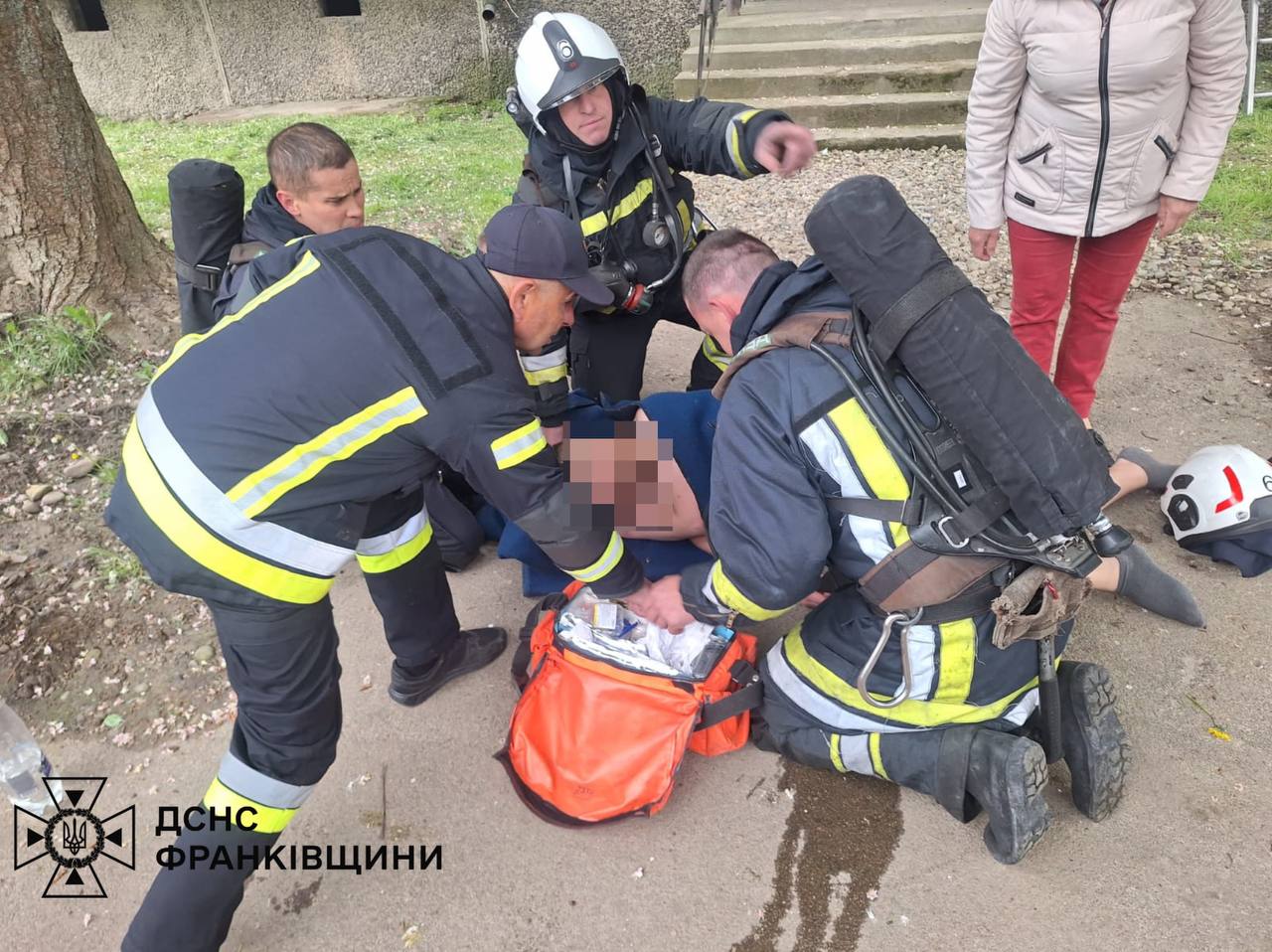 Два однакових виклики за один день: у Калуші рятувальники витягли двох чоловіків із задимлених приміщень (ФОТО)