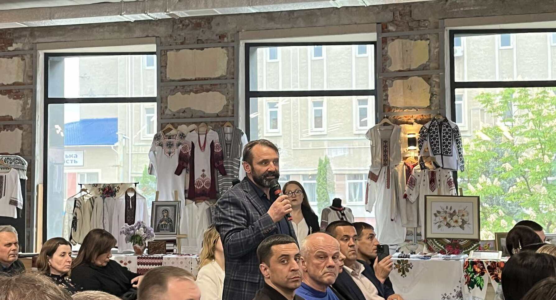 Мер Яремче: “Вантажівки розбивають лісові дороги, а ремонтувати їх громади не можуть”