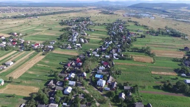 У селі на Надвірнянщині хочуть за понад 10 мільйонів відновити берег річки, який пошкодила повінь у 2020 році