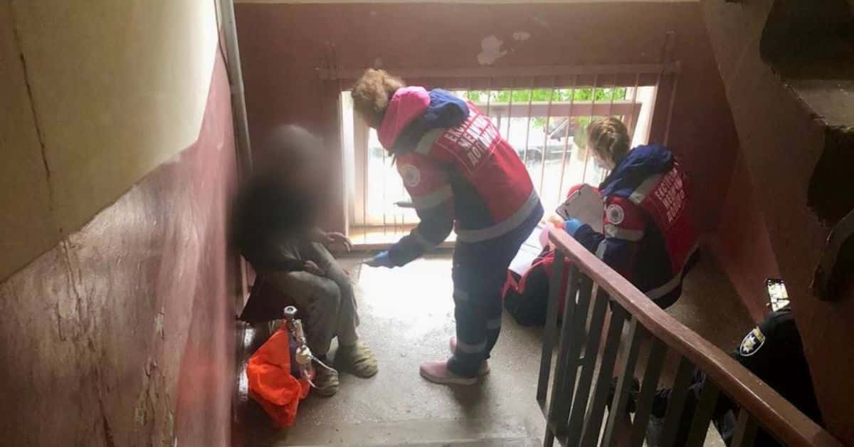 Мешканці загасили вогонь, рятувальники евакуювали жінку: у Франківську на Хіміків горіла квартира (ФОТО)