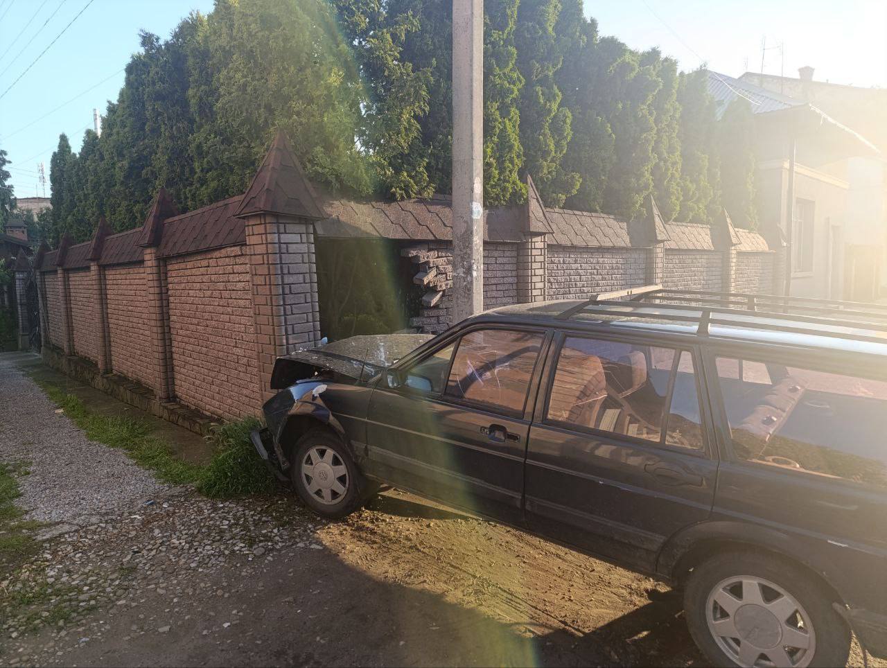 У Калуші водій “припаркував” свою автівку в паркані та втік (ФОТО)