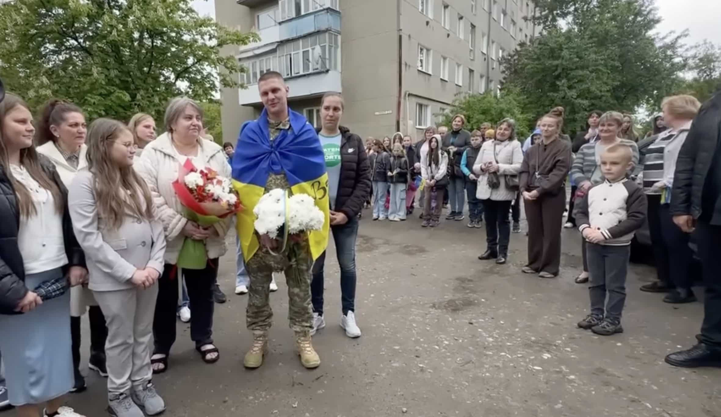 Зі сльозами та міцними обіймами: після полону Володимира Алєксєєва зустріли у Надвірній (ВІДЕО)
