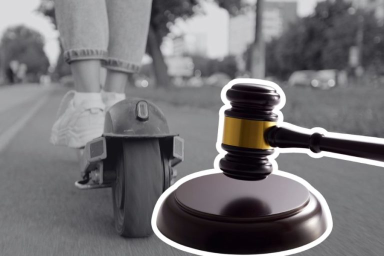 На Прикарпатті суд оштрафував матір підлітка, який на електросамокаті врізався в авто