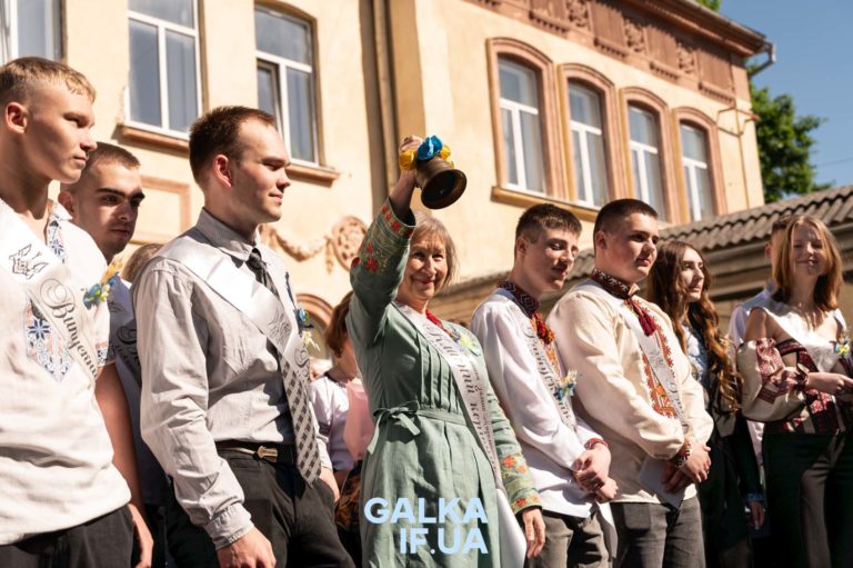 У Франківську пролунав останній дзвоник: фоторепортаж з ліцею №16
