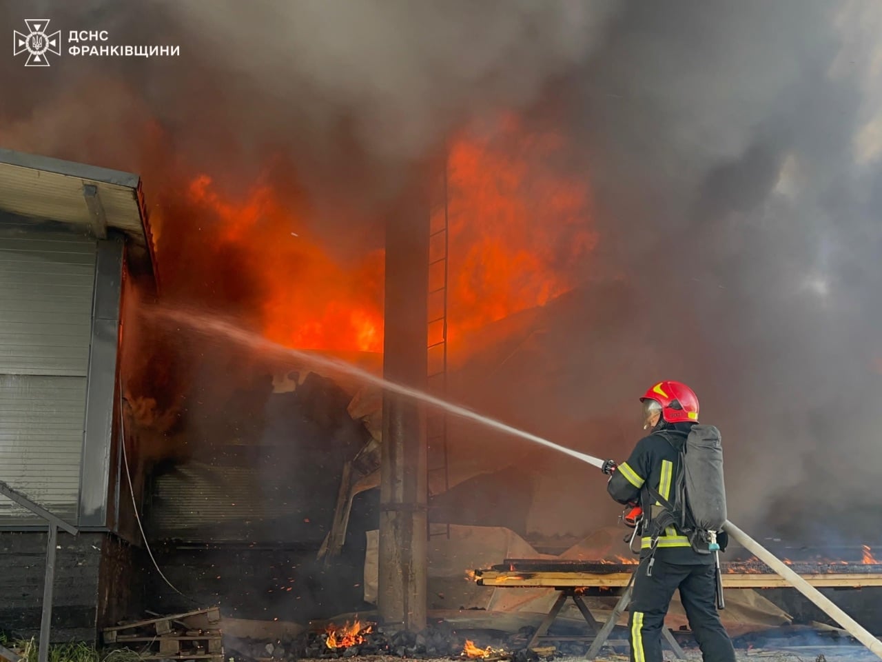 Горіло складське приміщення на площі 500 м²: стали відомі деталі масштабної пожежі на околиці Франківська (ФОТО, ВІДЕО)