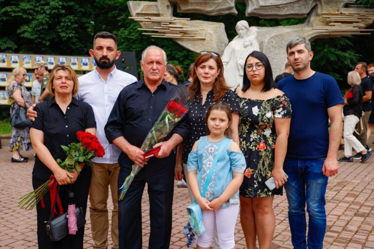 На Прикарпатті пролунав “Дзвін пам’яті”: посмертно нагородили 47 захисників (ФОТО)