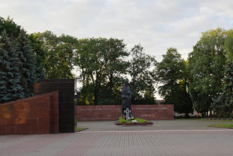 Бути чи не бути меморіалу “вічного вогню” поблизу франківського залізничного вокзалу?