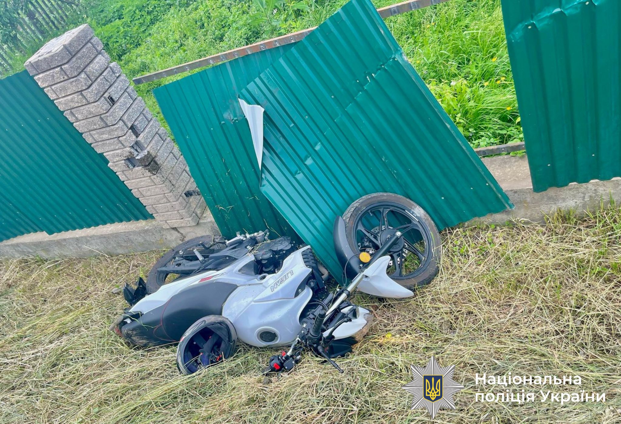 З’їхав у кювет та врізався у паркан: у Коломиї 17-річний мотоцикліст потрапив до лікарні (ФОТО)