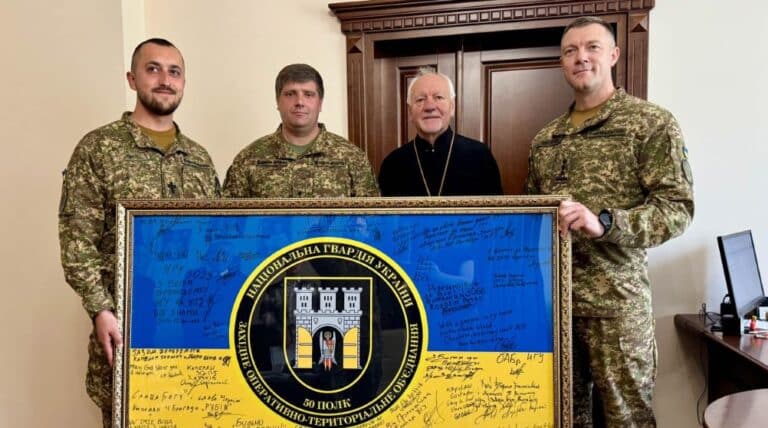 Військовослужбовці Національної гвардії України подарували Митрополиту Володимиру підписаний прапор на знак подяки за підтримку