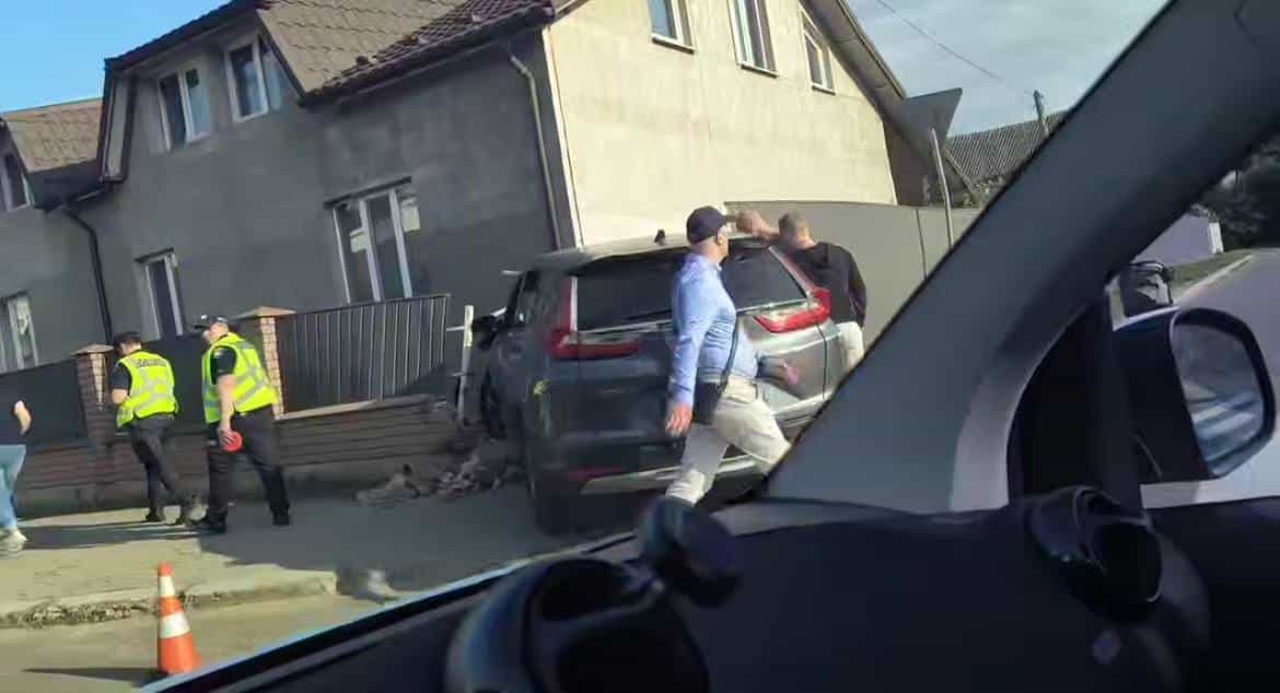 На Хоткевича водій “Хонди” не розминувся з парканом: від тесту на сп’яніння відмовився (ВІДЕО)