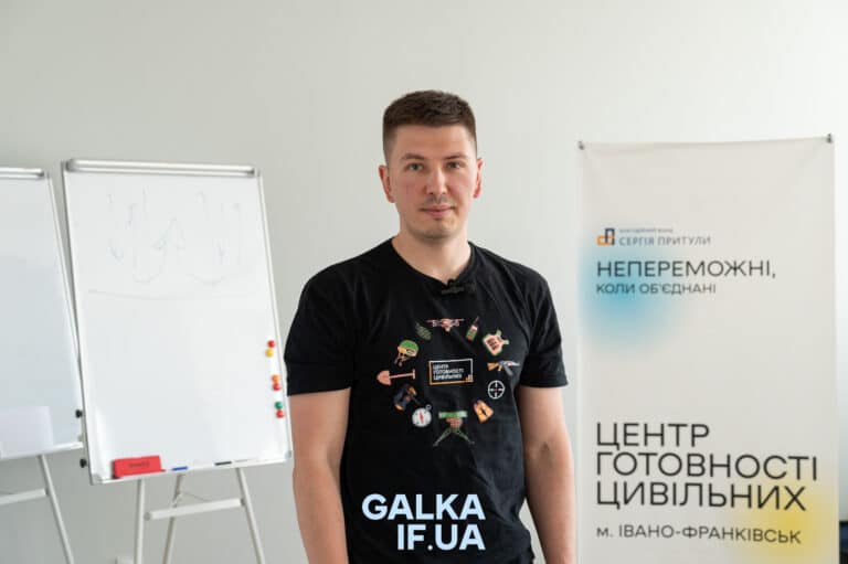 “Ми живемо в умовах, до яких потрібно адаптуватись, а не тікати” — розмова з інструктором домедичної допомоги Даніелем Ф