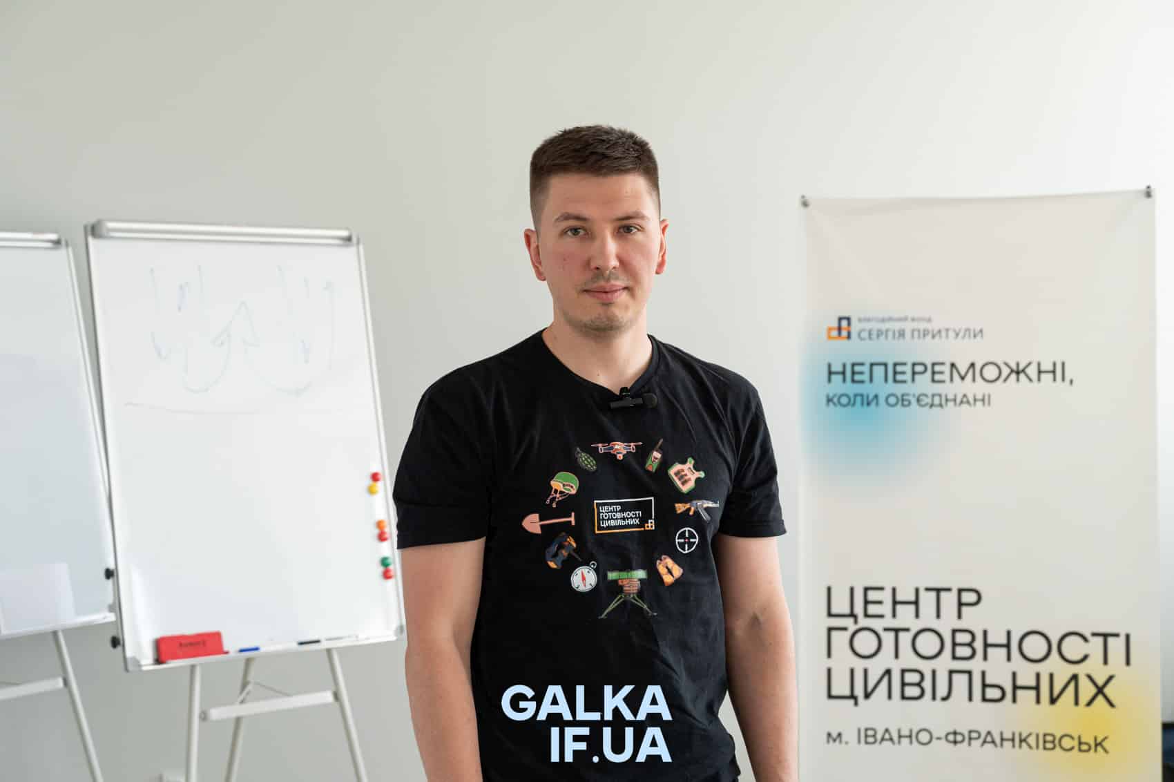 “Ми живемо в умовах, до яких потрібно адаптуватись, а не тікати” — розмова з інструктором домедичної допомоги Даніелем Ф