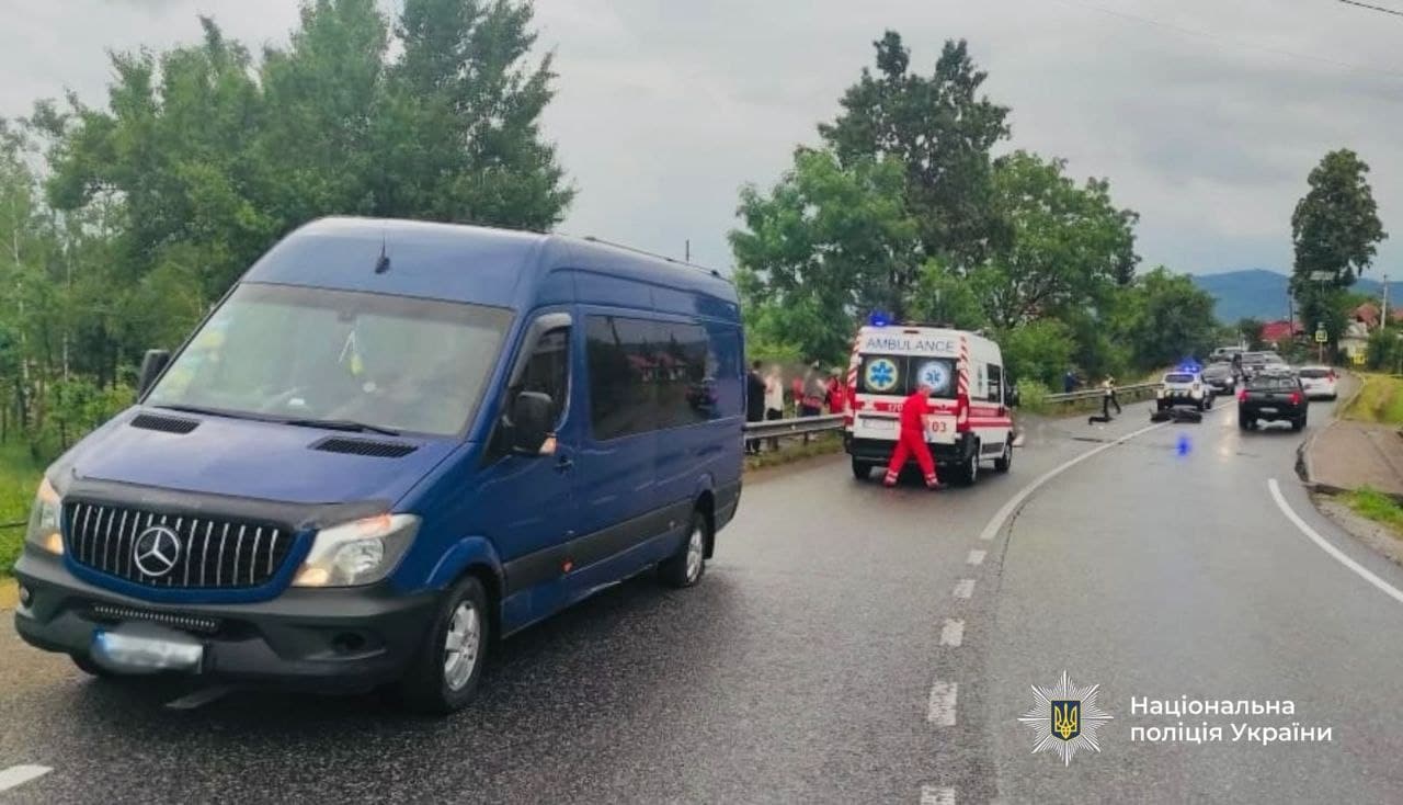 У Делятині на “зустрічній” зіткнулися мотоцикл та мікроавтобус: загинули двоє людей (ФОТО)