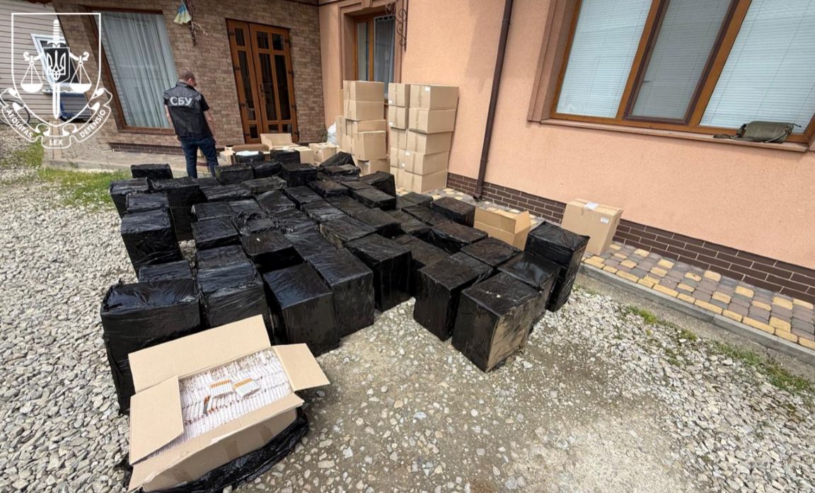 Вилучили цигарок на 3 мільйони: на Прикарпатті викрили підпільний цех (ФОТО)