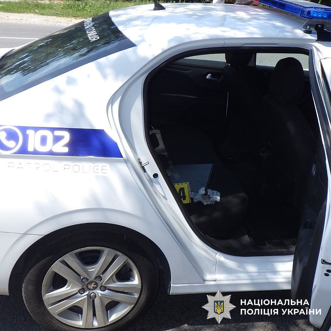 На Франківщині п’яний водій BMW намагався підкупити патрульних доларами та гривнями — поліція (ФОТО)