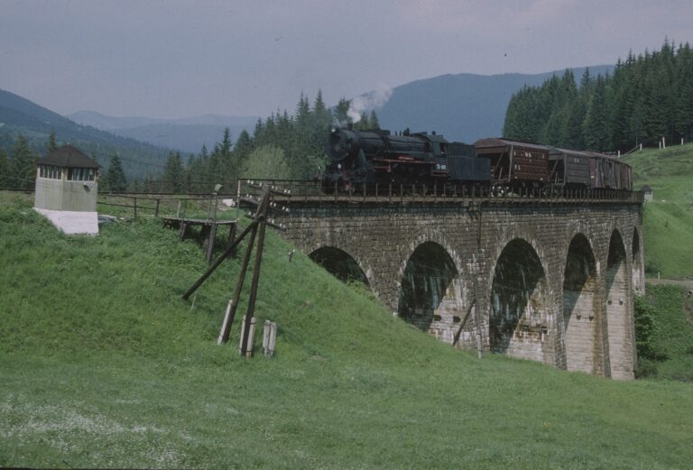 Унікальні фото Івано-Франківщини 1993 року показали у мережі