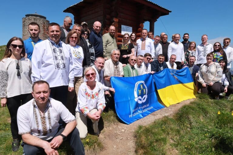 Керівники громад Прикарпаття провели стратегічну сесію на вершині гори Піп Іван (ФОТО)