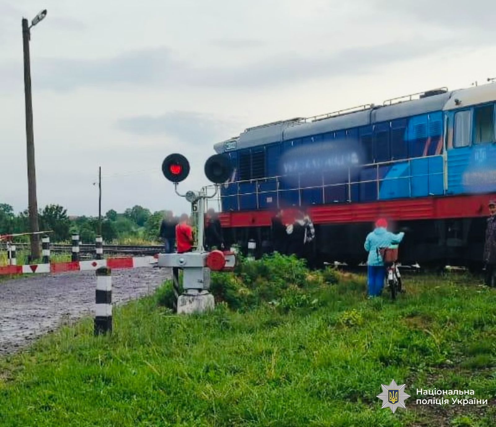 Раптово вибігла на червоне світло: на Коломийщині поїзд збив 14-річну дівчину