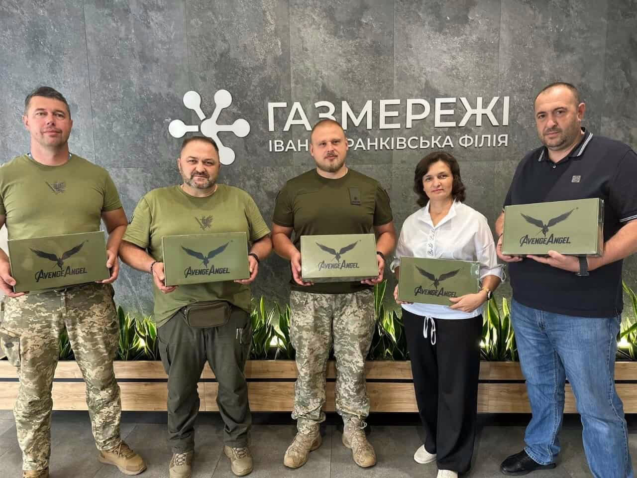 Працівники “Газмережі” передали 102 бригаді антени для дронів на 400 тисяч гривень (ФОТО)