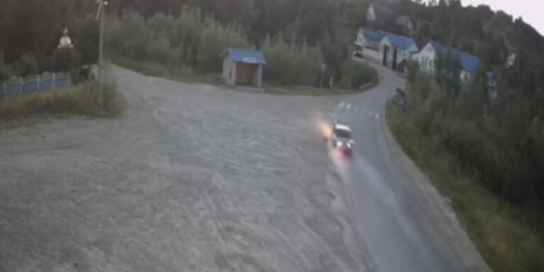 На Надвірнянщині автівка збила “зеленого хлопчика-пішохода” та перекинулася у кювет (ВІДЕО)