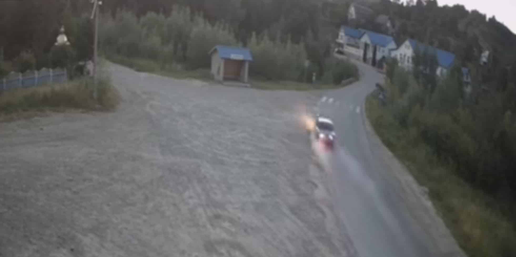 На Надвірнянщині автівка збила “зеленого хлопчика-пішохода” та перекинулася у кювет (ВІДЕО)