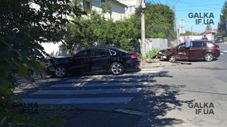 На Хоткевича зіштовхнулися дві автівки, одну відкинуло в стовп (ФОТО, ДОПОВНЕНО)