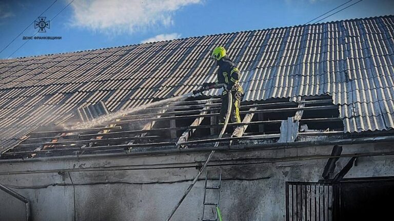 У Загвізді горів склад на території підприємства (ФОТОФАКТ)