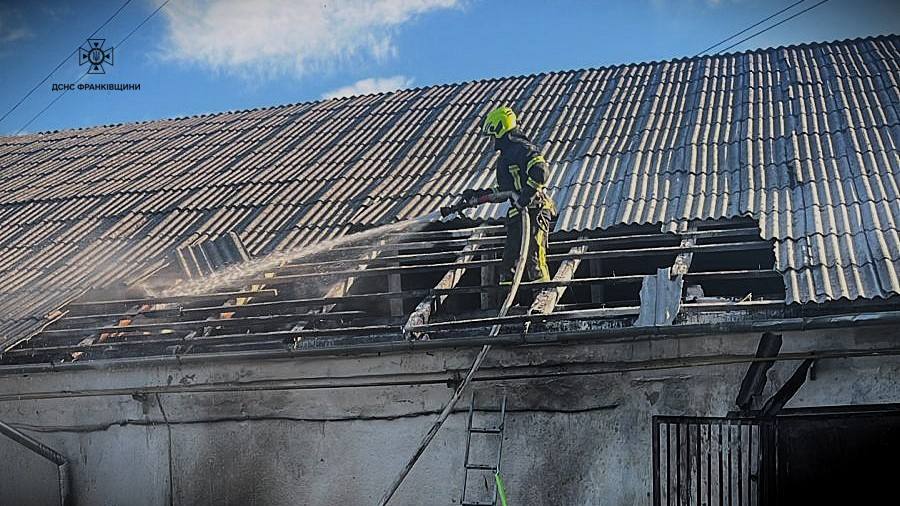 У Загвізді горів склад на території підприємства (ФОТОФАКТ)