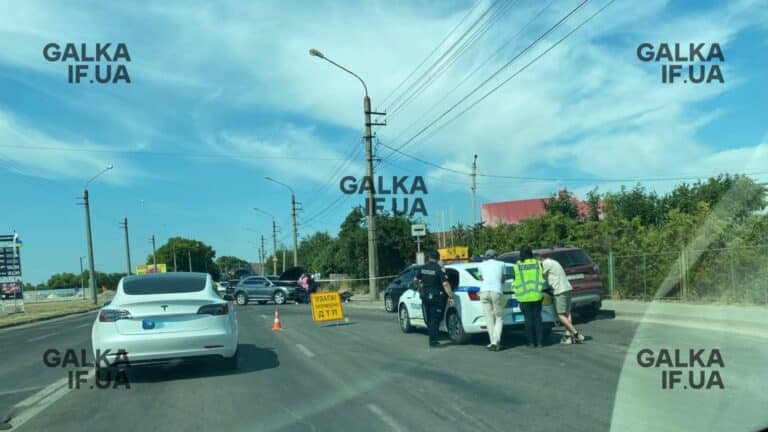 На вулиці Коновальця зіткнулися легковик та мотоцикл: водій двоколісника у лікарні (ФОТО)