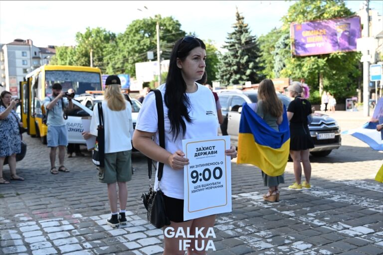 «Можна відкласти мультики»: франківська волонтерка розповіла, як пояснити дітям хвилину мовчання