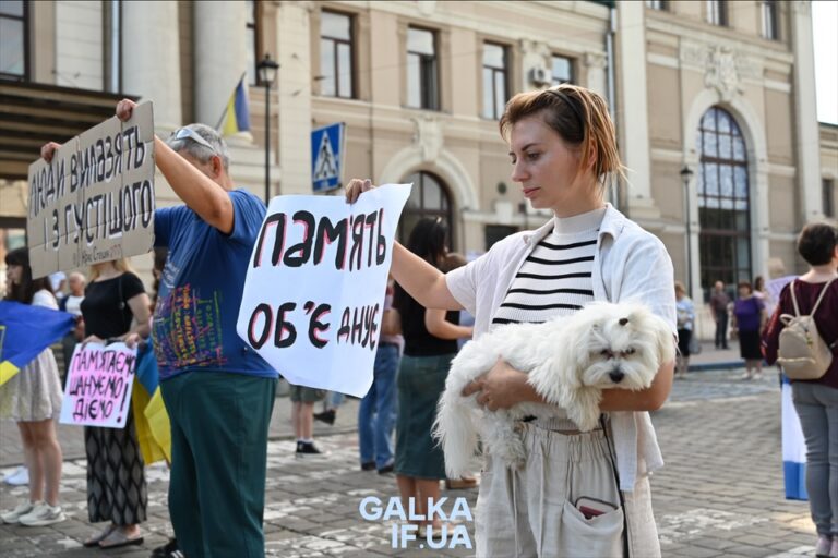 “Пам’ять – це зброя”: у Франківську активісти нагадують про хвилину мовчання