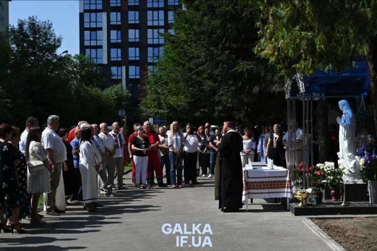 У Франківську встановили капличку для “швидкої” та відзначили медиків з нагоди професійного свята (ФОТО)