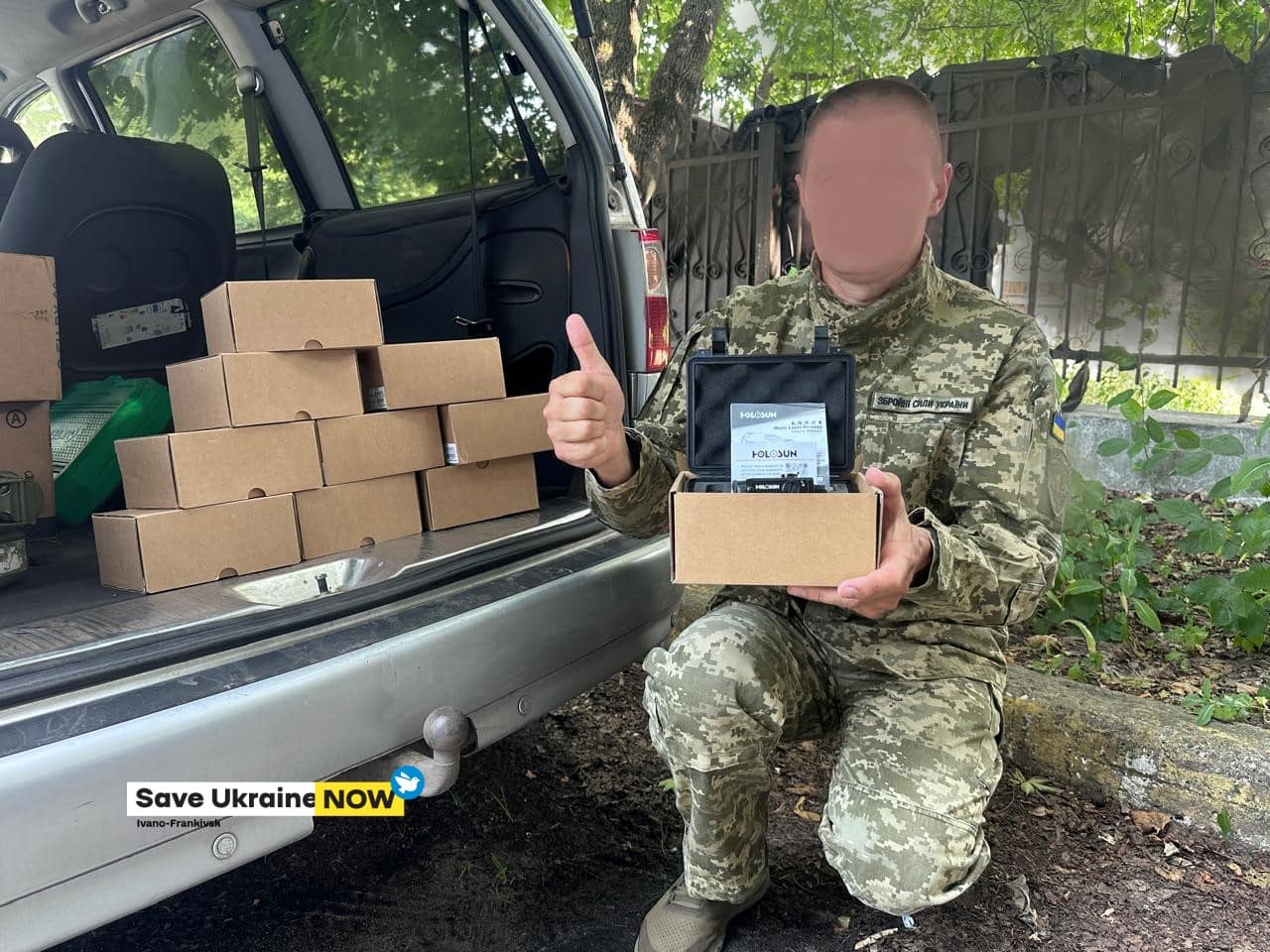 Франківські медики-онкологи зібрали понад 300 тисяч гривень на тактичні блоки для штурмовиків (ФОТО)