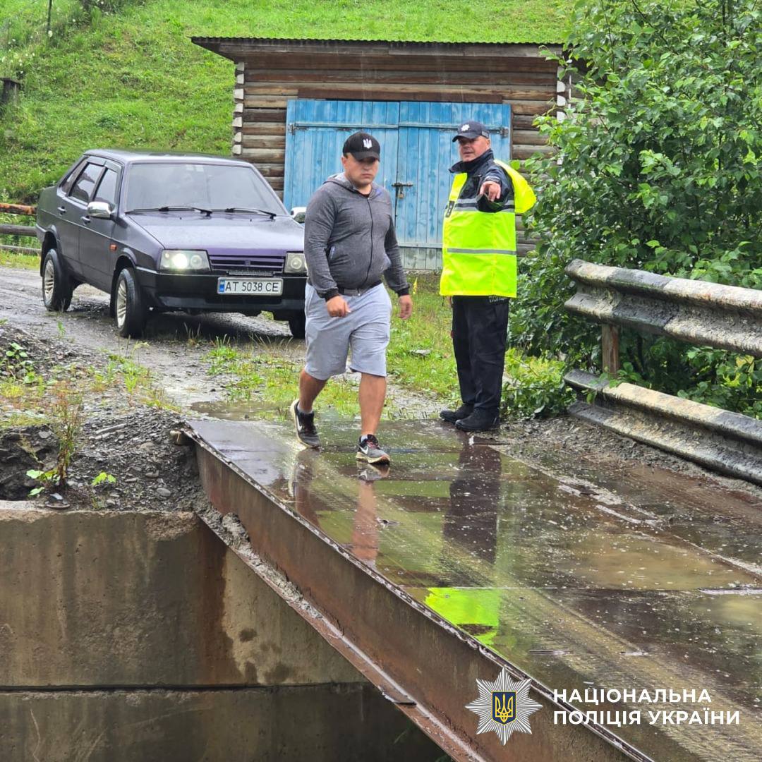 На Верховинщині поліціянти допомагають людям через затоплення дороги (ФОТО)