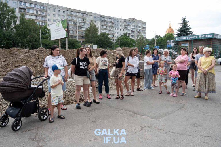 Зберегти останню зелену ділянку: мешканці будинку на Стуса, 5 вийшли на протест проти забудови під вікнами (ФОТО)